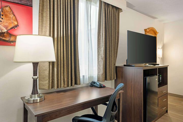 1 King Bed First Floor Microwave and Refrigerator WiFi Full Breakfast (3 of 26)