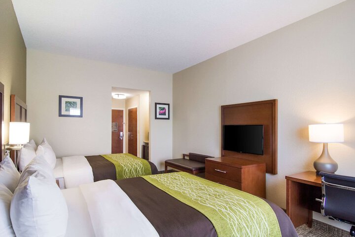 2 Queen Beds (10 of 10)