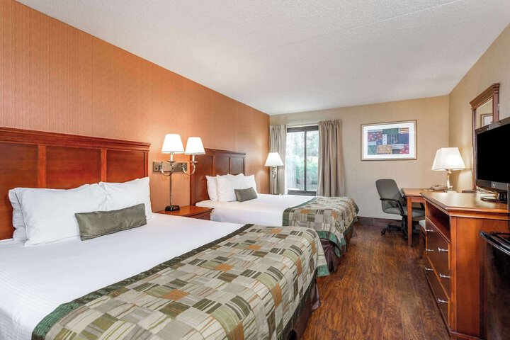 2 Queen Beds (3 of 9)