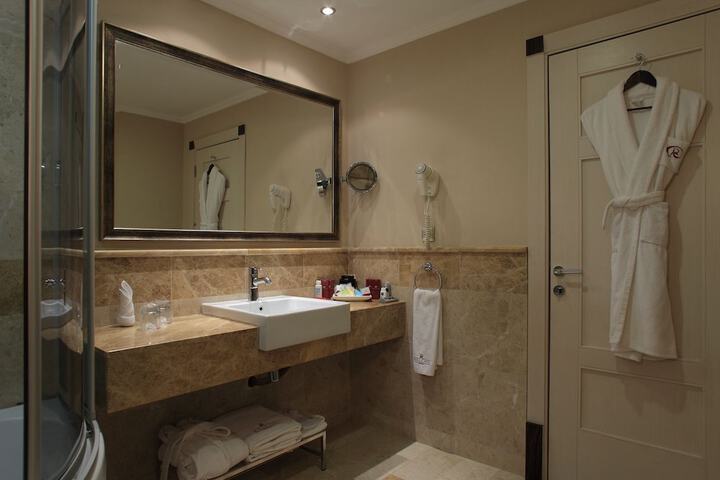 Room 18 of 37