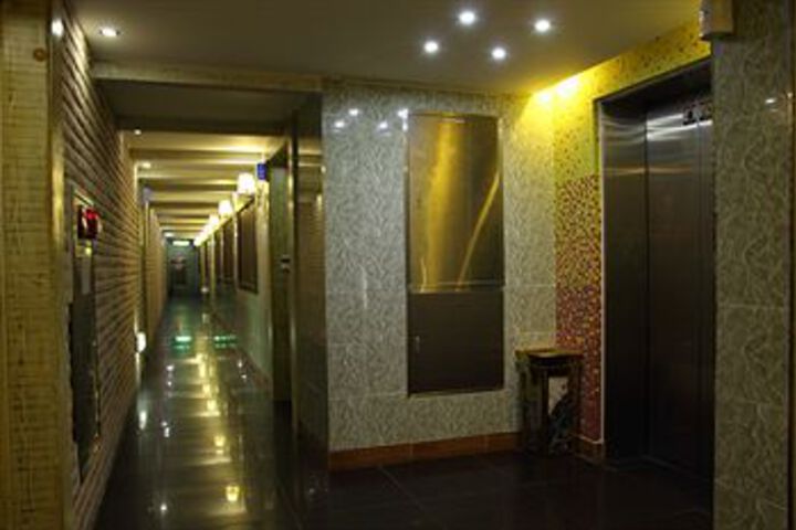 Ballroom/Hall 15 of 20
