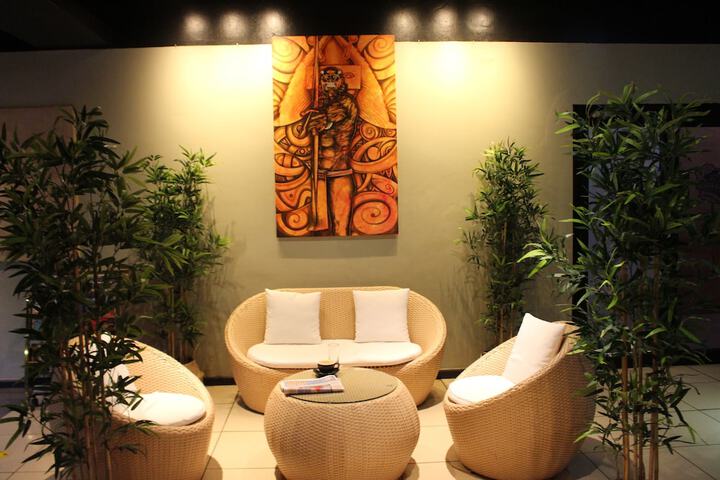 Lounge 47 of 58