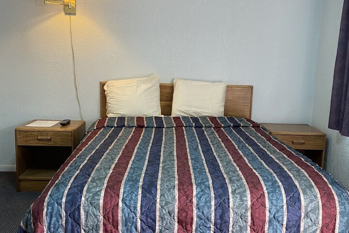 1 Queen Bed (1 of 14)