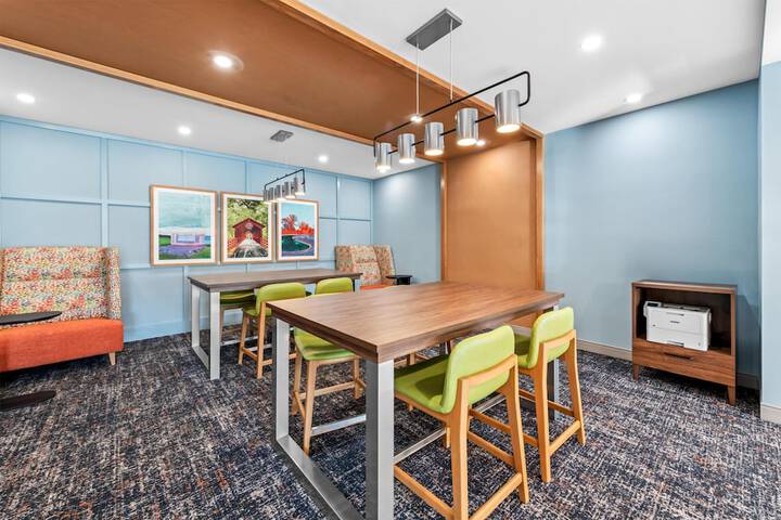 Business Center 33 of 39