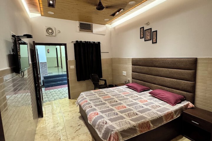 Room 8 of 30