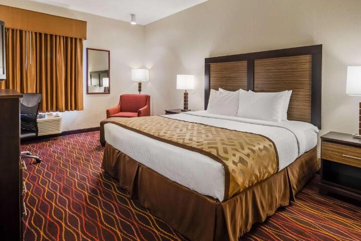 1 King Bed (4 of 6)