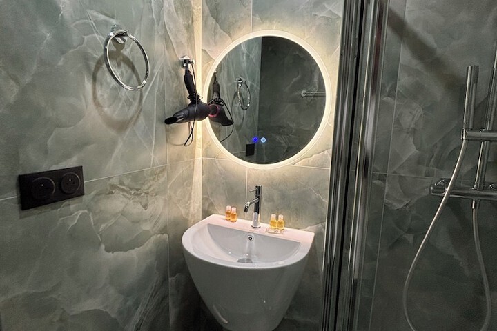 Room 70 of 76