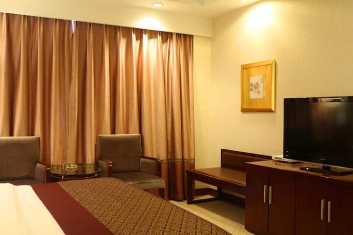 Room 15 of 38