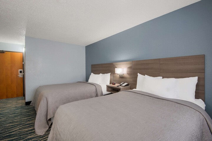 1 King Bed (3 of 7)