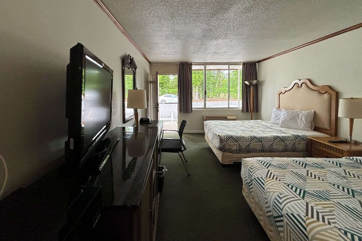2 Double Beds (10 of 13)