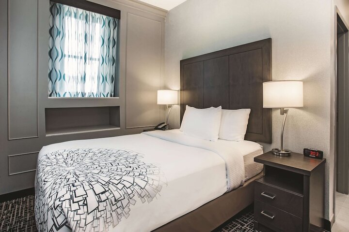1 Queen Bed City View (12 of 13)