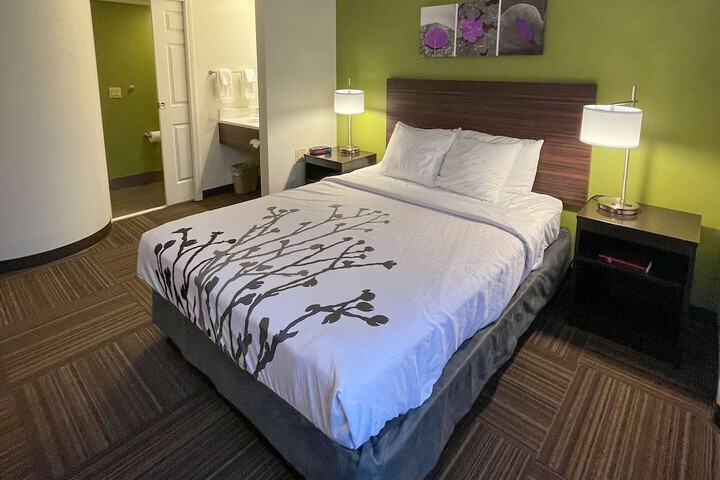 1 Queen Bed (10 of 17)