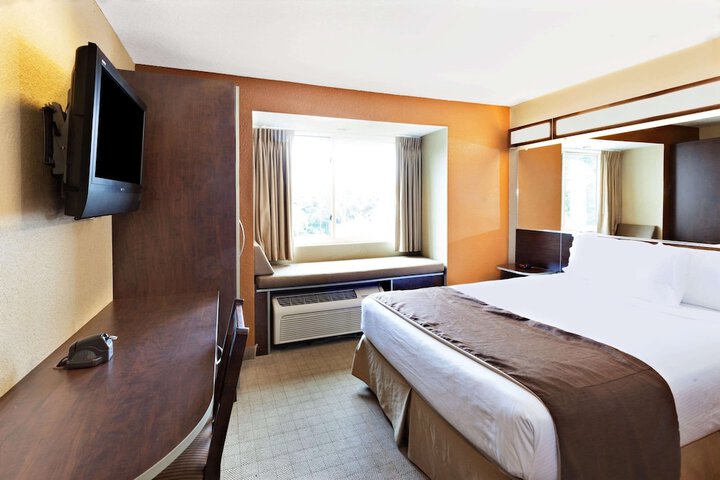 1 Queen Bed (26 of 27)