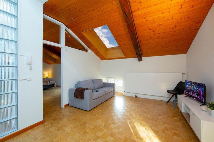 Room 6 of 18
