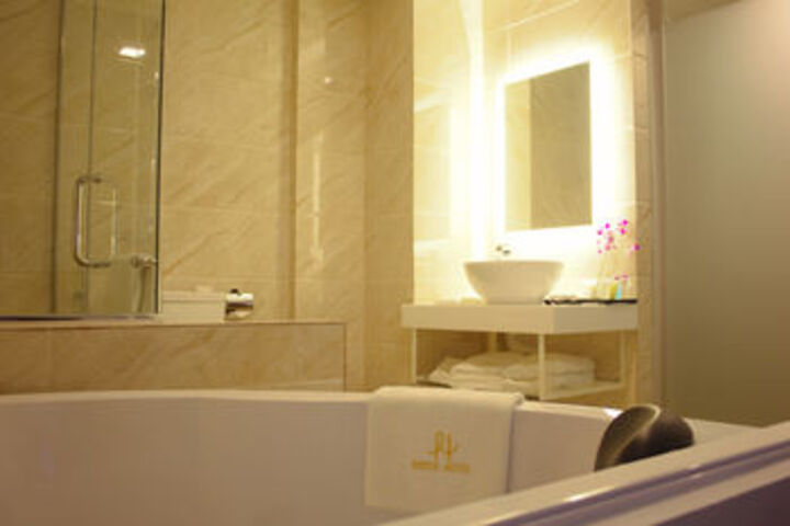 Deep Soaking Bathtub