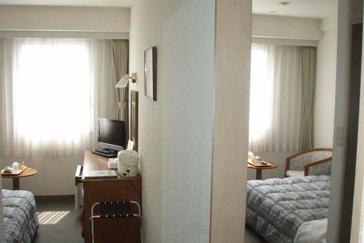 Room 5 of 9