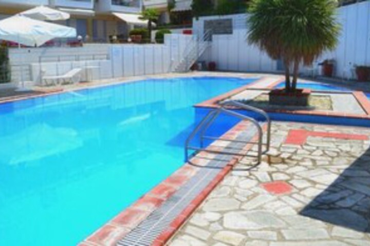Pool 10 of 22