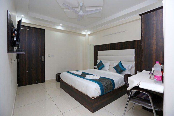 Room 25 of 28