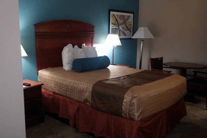 1 Double Bed Mobility Accessible Bathtub with Grab Bars (4 of 14)