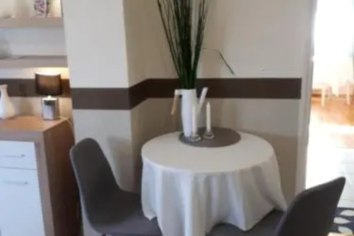 Dining 15 of 19