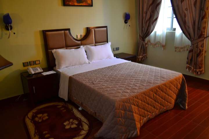 Room 17 of 33