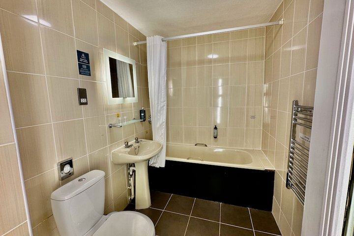 Room 32 of 65