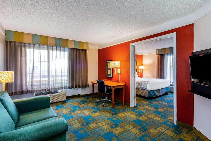 1 King Bed Deluxe Room (8 of 18)