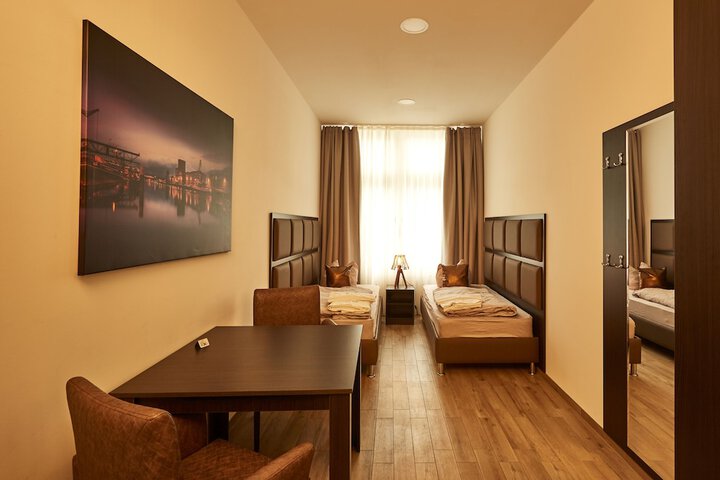 Room 7 of 28