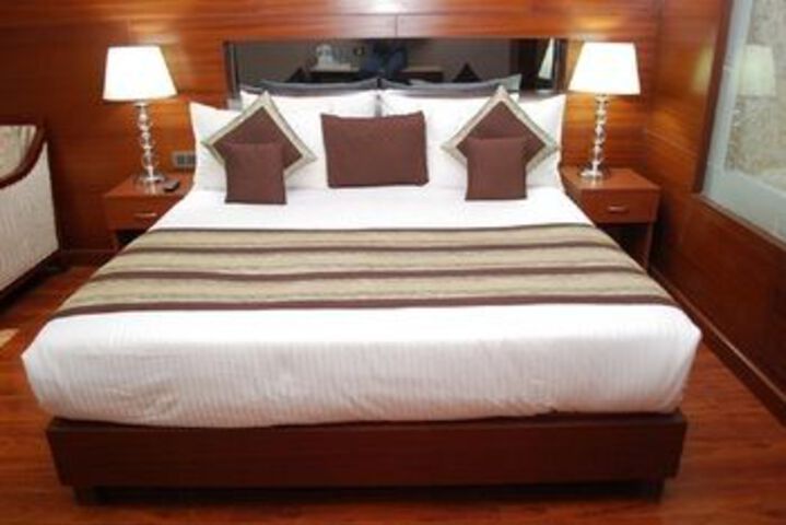 Room 6 of 11