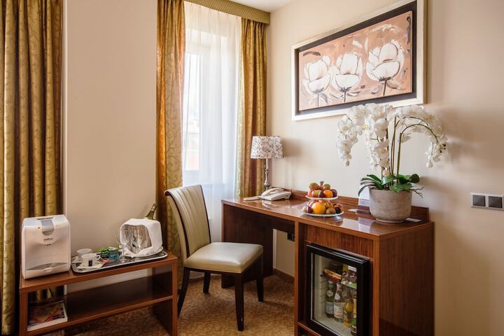 Room 28 of 63