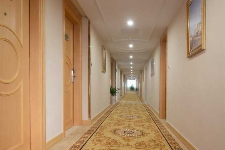 Ballroom/Hall 28 of 31