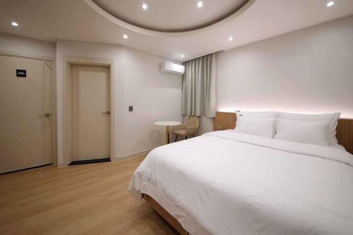 Room 10 of 53