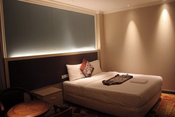 Room 2 of 6