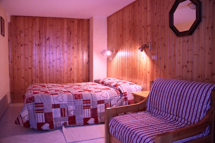 Room 5 of 8