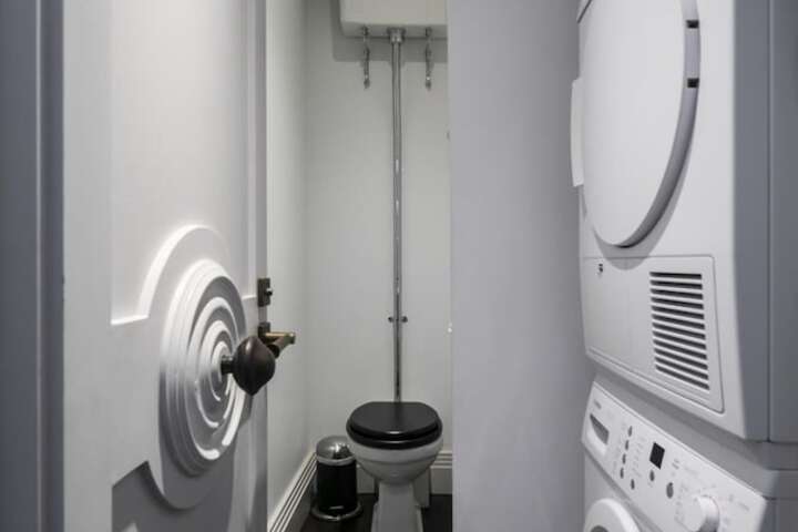 Room 4 of 9