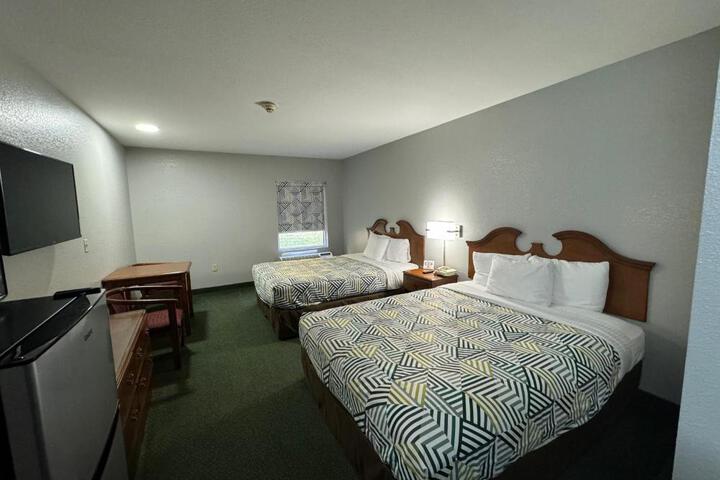 2 Queen Beds (3 of 9)