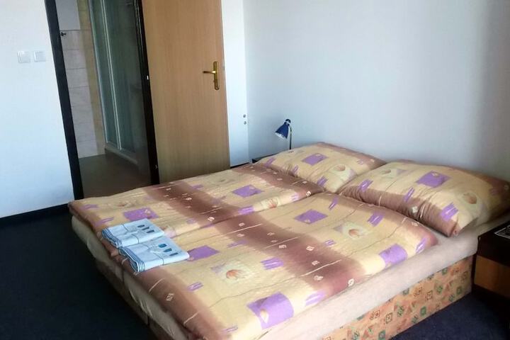 Room 7 of 76