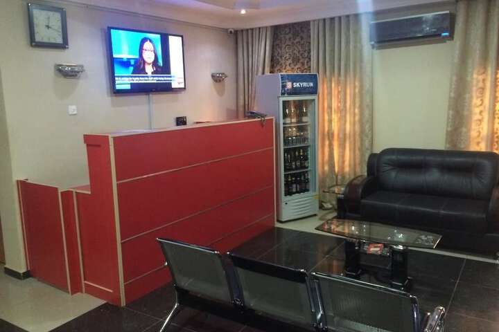 Lounge 30 of 32
