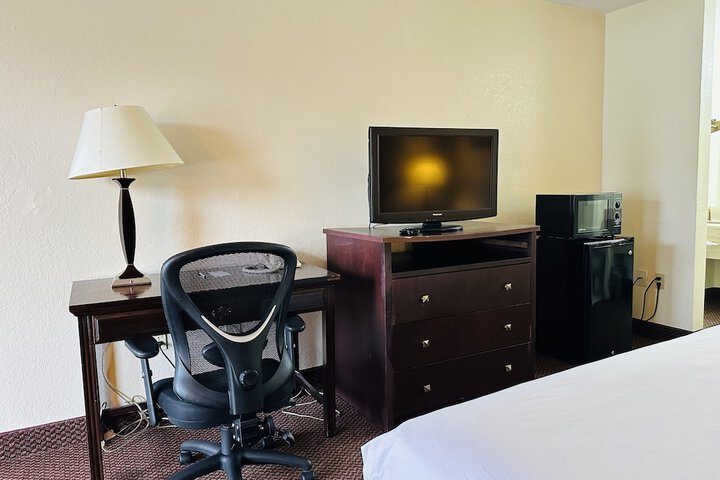 1 Queen Bed (4 of 13)