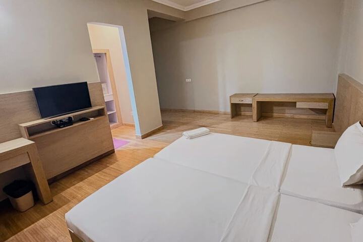 Room 4 of 13
