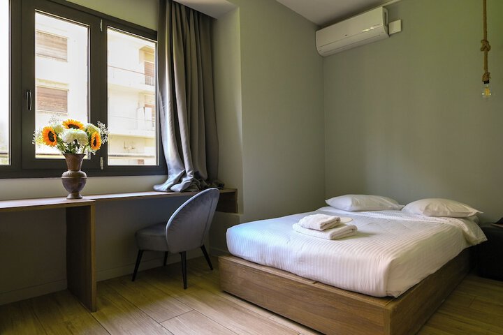 Room 33 of 200