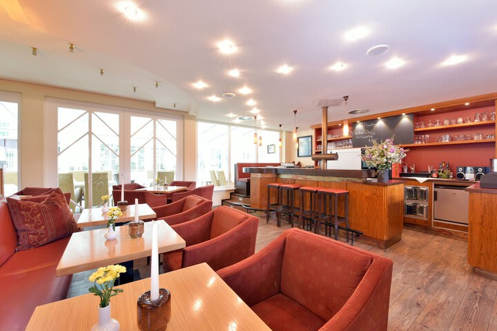 Lounge 82 of 132