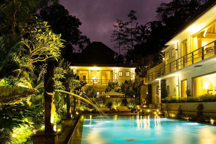Hotel Pool