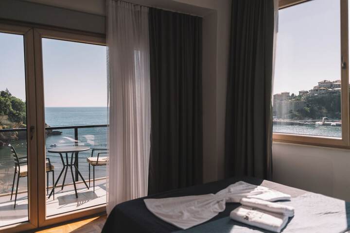 Room 4 of 108