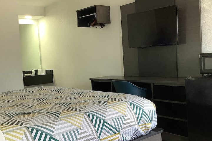 1 King Bed (14 of 16)