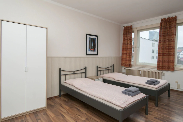 Room 6 of 10