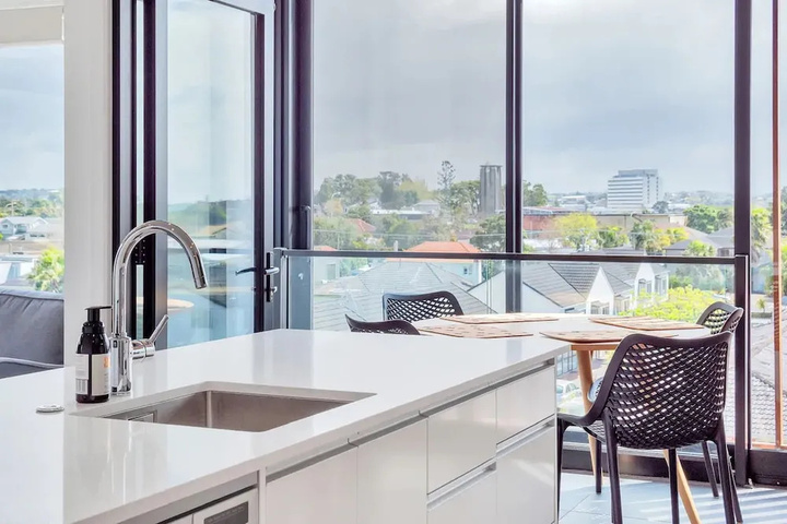 Takapuna Contemporary 2BR w / Carpark