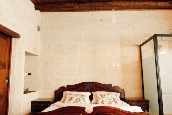 Room 25 of 38