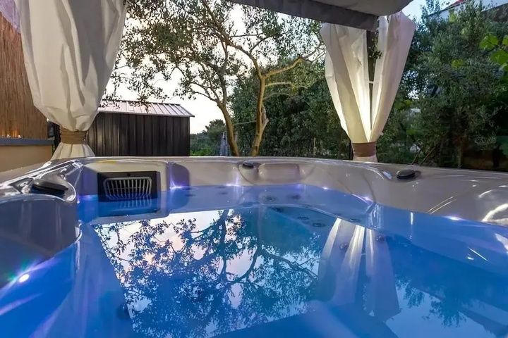 Pool 12 of 18