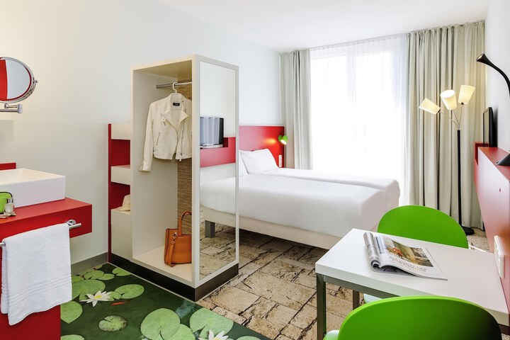 Room 10 of 48